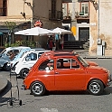 218 Een show van Fiatjes 500 midden in het dorp Monreale